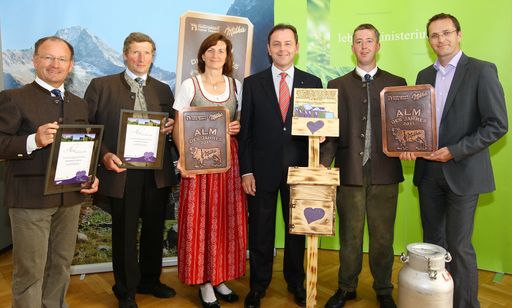 Vorschau Bild von Lebens- und Umweltminister DI Niki Berlakovich mit Vertretern der Almen des Jahres 2011