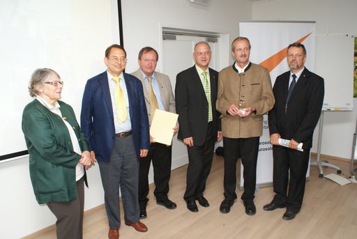 Vorschau Bild von Im Rahmen der Preisverleihung in Pamhagen (Burgenland) erhält die Familie Reindl, Gasthof zur Post in Hinterriß (Gemeindegebiet Vomp), für ihr Wasserkraftwerk den Europäischen Solarpreis.