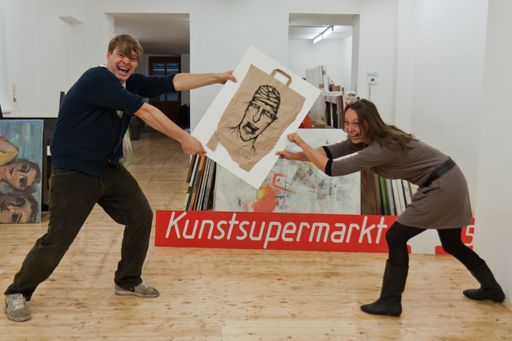 Vorschau Bild von Künstler Daniel Pfauth und Organisatorin Martina Hartl bei der Vorbereitung zum diesjährigen Kunstsupermarkt.