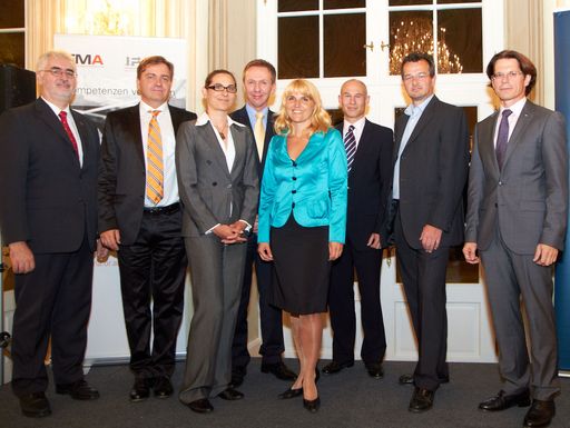  http://www.apa-fotoservice.at/galerie/2257
Im Bild v.l.n.r. KOVACS Peter, Ing. (Stellvertreter), PICHLMÜLLER Horst, Dipl.-Ing. Dr. (Präsident), GRIM Margot, Dipl.-Ing. (Leiterin Interessengemeinschaft FM-Berater und -Planer der FMA), MIHATSCH Heinz, Ing. MAS (Vorstandsvorsitzender), Mag. Birgit Perl (Moderation), ASCHAUER Markus, Ing. Mag. (Gründungsmitglied der FMA und IFMA Austria), REDLEIN Alexander, ao Univ.-Prof. Dr. (Past-Präsident) und POGLITSCH Reinhard, Prok. Ing., MBA (Vize-Präsdient)