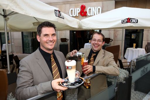  http://www.apa-fotoservice.at/galerie/2340/
Das neue CUP&CINO Coffee House am Max-Ott-Platz in Salzburg feierte am 6. Oktober 2011 die Eröffnung. Im Bild die beiden Geschäftsführer Roman Bader und Stefan Eisenmann (v.l.n.r.)