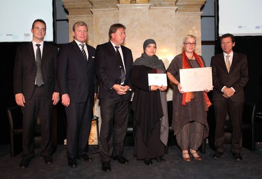  http://www.apa-fotoservice.at/galerie/2339
Oliver Paasch (Minister für Unterricht, Ausbildung und Beschäftigung der Deutschsprachigen Gemeinschaft Belgiens), Bernd Althusmann (Präsident der Konferenz der Kultusminister der Länder in der Bundesrepublik Deutschland), SC Kurt Nekula (BMUKK) und Wissenschaftsminister Karlheinz Töchterle überreichen gemeinsam das Europäische Sprachensiegel 2011 an Hava Arsabieva und Ulrike Bernhard (Migrantinnenberatung Spittal für das Projekt "Reden ist Leben").
