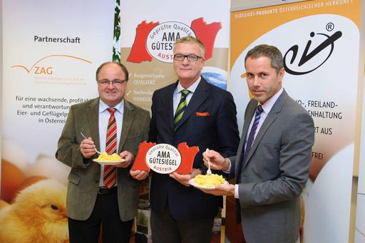 http://www.apa-fotoservice.at/galerie/2343
Im Bild v.l.n.r.: Bgm. BB-Obm. Franz Karlhuber (Legehennenhalter in Wartberg an der Krems), Dr. Stephan Mikinovic (GFr der AMA Marketing GesmbH), DI Benjamin Guggenberger (GF der EZG-Frischei)