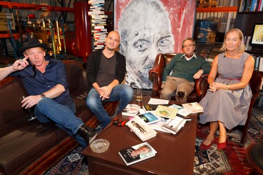  Ben Becker, Thomas Glavinic und Agnes Husslein sorgen mit skeptischen Blicken, Perlenketten und ferngesteuerten Autos für Unterhaltung in der Bücherwelt.