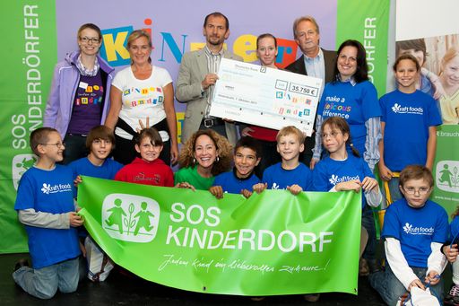  http://www.apa-fotoservice.at/galerie/2345/
Im Bild vlnr.: Elisabeth Pape ("Kinder laufen für Kinder" Österreich), Änne Jacobs (Initiatorin "Kinder laufen für Kinder"), Martin Wiener (Dorfleiter SOS-Kinderdorf Hinterbrühl), Michaela Geiler (SOS-Kinderdorf Österreich), Egmont Kapp-herr (Geschäftsführer AMREF Austria), Barbara Blohberger (Pressesprecherin Kraft Foods Österreich) mit Sandra Pires (Botschafterin "Kinder laufen für Kinder") und Kindern der Herrmann Gmeiner Schule Hinterbrühl
