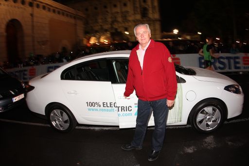 Bundesminister Hundstorfer entdeckt den Renault Fluence Z.E. beim "erste bank vienna night run".