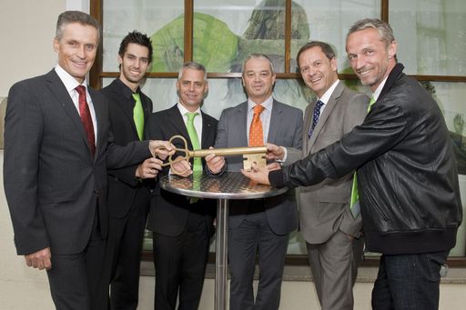 http://www.apa-fotoservice.at/galerie/2342
Im Bild v.l.n.r.: Merkur-Team: Landesdirektor Harald Spadinger, die Geschäftsstellen-Mitarbeiter Andreas und Anton Feineler, Organisationsleiter Christian Tiefenbrunn, Vorstandsdirektor Ing. Andreas Stettner sowie Geschäftsstellen-Mitarbeiter Markus Trs.