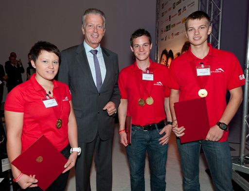 2011-10-11 Tag der Lehre - BM Mitterlehner mit Goldmedaillen Traegern der World Skills 2011 - Renate Laesser - Florian Salhofer - Stefan Lubinger