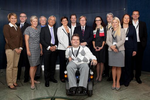  Gruppenfoto v.l.n.r. Heike Mensi-Klarbach (WU Wien), Jochen Wenderoth (Leiter HR, Unilever Austria GmbH), Sigrid Oblak (Geschäftsführerin Wien Holding), Rudolf Kemler (Generaldirektor HP Österreich), Klaus Pekarek (CEO Raiffeisen Versicherung AG), Bettina Glatz-Kremsner (Finanzvorstand Casinos Austria und Österreichische Lotterien), Andreas Schwerla (Managing Director McDonald's Österreich), Willibald Cernko (Vorstandvorsitzender der Bank Austria), Tatjana Oppitz (Generaldirektorin IBM Österreich), Erich Neuwirth (Human Resources Manager / Pressesprecher TNT Express), Ursula Simacek (CEO Simacek Facility Management Group GmbH), Katja Bodner (Handelsrechtliche Geschäftsführerin TNT Express), Thomas Friess (CEO HEROLD Business Data GmbH), Mitte vorne Michael Sicher