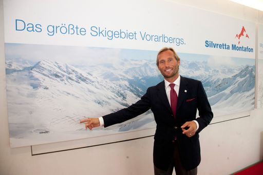 Dr. Georg Hoblik bei der Präsentation der neuen Bahnen.