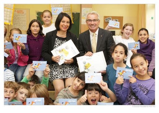  Stadtschulratspräsidentin Susanne Brandsteidl und Post-Generaldirektor Georg Pölzl überreichen die ersten Schulboxen in der Volksschule Börsegasse, 1010 Wien.