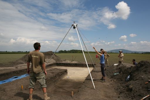 Vorschau Bild von Das internationale Forscherteam im Römerlager von Engelhartstetten im Marchland.