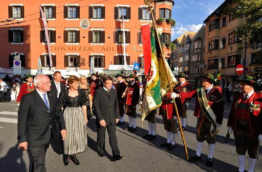  Landtagspräsident von Tirol, Herwig van Staa, Bürgermeisterin von Innsbruck, Christine Oppitz-Plörer, Landeshauptmann von Tirol, Günther Platter (v.l.), dahinter Harald und Sonja Sophie Ultsch beim Abschreiten der Schützenfront vor dem Romantikhotel Schwarzer Adler.