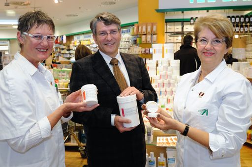 Über den "1. Schüßler Tag" in Vorarlbergs Apotheken informierten heute in der Apotheke im Messepark Dornbirn von Mag.pharm. Erika Grimm (links im Bild) Vorarlbergs oberster selbständiger Apotheker Mag.pharm. Jürgen Rehak und Adler Pharma-Geschäftsführerin Mag.pharm. Susana Niedan-Feichtinger.