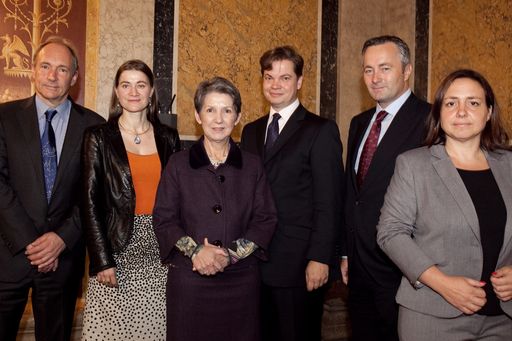 http://www.apa-fotoservice.at/galerie/2357/ 
Der Erfinder des World Wide Webs, Sir Tim Berners-Lee, und die Open Government-Expertin, Anke Domscheit-Berg, diskutierten heute gemeinsam mit Nationalratspräsidentin Mag. Barbara Prammer, dem Generalsekretär der Industriellenvereinigung, Mag. Christoph Neumayer, und dem Generaldirektor der Telekom Austria Group, Dr. Hannes Ametsreiter, über Möglichkeiten, Chancen und Risiken des Internets für die Demokratie in Europa. Moderiert wurde die Veranstaltung von Dr. Daniela Kraus, fjum_forum journalismus und medien wien (v.l.).