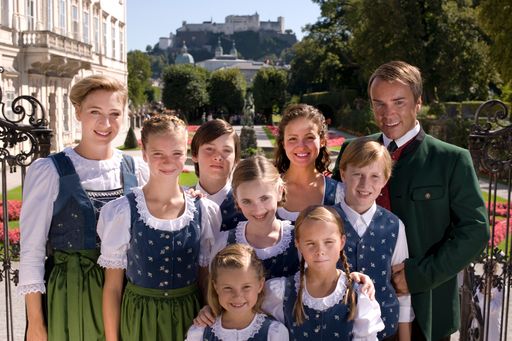 Die Darsteller des "The Sound of Music" Musicals in Salzburg - Uwe Kröger als Baron von Trapp und Wietske van Tongeren als Maria.