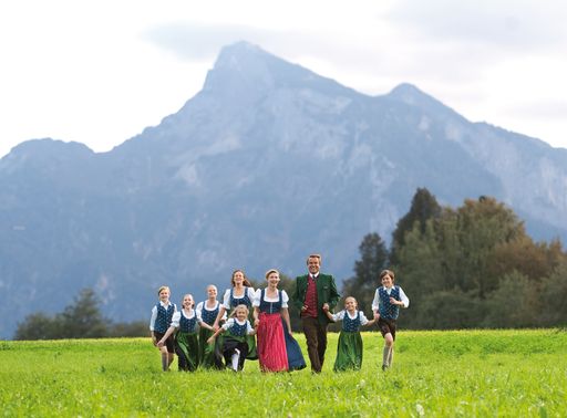 Vorschau Bild von Die Darsteller des "The Sound of Music" Musicals in Salzburg - Uwe Kröger als Baron von Trapp und Wietske van Tongeren als Maria.
