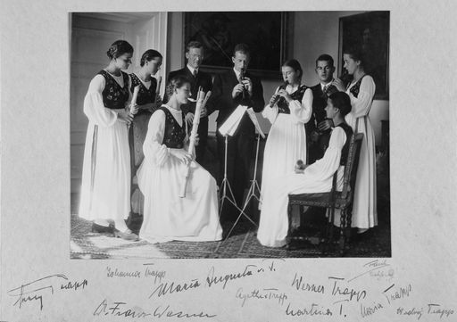 Vorschau Bild von Die Familie Trapp 1937 beim Musizieren in Salzburg. Die sieben Kinder von Georg und Agathe von Trapp, Stiefmutter Maria Augusta, geb. Kutschera, und der Hauskaplan Dr. Franz Wasner.
