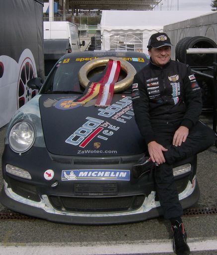  Vize-Staatsmeister Jürgen Daum mit dem "cool down by protected GROUP"-Porsche GT3 RS.