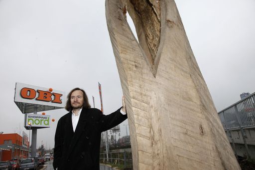 Vorschau Bild von Der Maler und Bildhauer Johann Feilacher präsentiert seine "4 Graz.ien" auf dem OBI Außengelände anlässlich der Eröffnung des neuen OBI Bau- und Heimwerkermarktes Graz-Nord