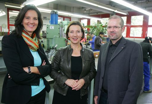  www.apa-fotoservice.at/galerie/2359/
Im Bild v.l.n.r.: Dr.Valerie Höllinger (kaufm. Geschäftsführerin des bfi Wien), Bundesministerin Gabriele Heinisch-Hosek und Mag. Franz-Josef Lackinger (Geschäftsführer des bfi Wien)