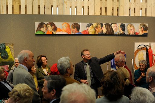 http://www.apa-fotoservice.at/galerie/2360/
Ausstellungkurator Dr. Franz Smola führt die Mitglieder des  Leopold Museum Freundevereins durch die Ausstellung "The Excitement Continues". Im Hintergrund Werke von Josef Kern (c) VBK, Wien 2011.