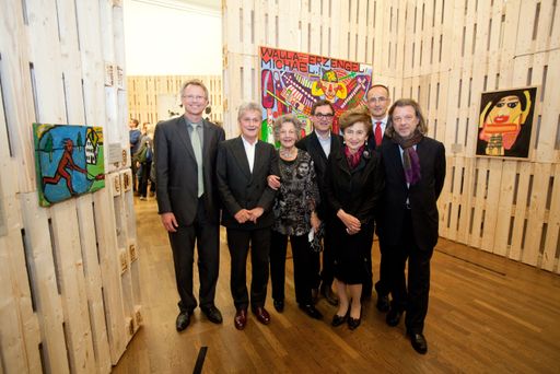 http://www.apa-fotoservice.at/galerie/2367/
Leopold Museum feiert zweite Jubiläumsausstellung
Im Bild v.l.n.r.Dr. Franz Smola (Ausstellungskurator, Leopold Museum), Prof. DI Laurids Ortner, Dr. Elisabeth Leopold (Vorstandsmitglied, Leopold Museum), Dr. Diethard Leopold (Ausstellungs-Co-Kurator u. Vorstandsmitglied Leopold Museum), Toyoko Hattori (Violinistin), Dr. Tobias G. Natter (Museologischer Direktor, Leopold Museum), SC Dr. Michael Franz (BMUKK) an erste Stelle gereiht.