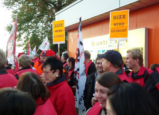 Vorschau Bild von MitarbeiterInnen der Firma Buntmetall bei einem Warnstreik vor dem Fabrikstor