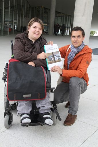 Elisabeth Losbichler, eine Betroffene und Simon Hofbauer, ÖH-Vorsitzender präsentieren vor dem UNIPARK Nonntal einen Maßnahmenkatalog, der später an Uni & BIG überreicht wurde