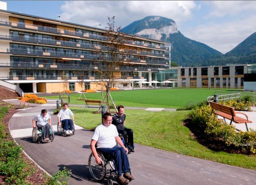 Heute wurde im Rahmen eines feierlichen Festaktes im Beisein von Bundesminister Stöger das Rehabilitationszentrum Häring nach mehrjährigem Umbau neu eröffnet.