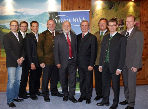  Die Eigentümer der Pinzgau Milch, Dr. Hans Michel Piech (4. v. r.), Ulrich Schröder (3. v. r.) und Sebastian Griessner (Obmann der Genossenschaft, 4. v. l.), bestellten das neue Führungsduo Jakob Mitteregger (2. v. r.)und Hannes Wilhelmstätter (2. v. l.). Geschäftsführer Hans Tremesberger (Bildmitte) wechselt Anfang 2012 in den Beirat der Pinzgau Milch. Mit im Führungsteam: Hubertus Bauland (r.) und Lars Reichling (l.).