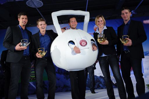 http://www.apa-fotoservice.at/galerie/2374
Heute wurden im Rahmen der Einkleidung der ÖSV-Stars im SC Seiersberg/Graz bereits zum 32. Mal die beliebtesten WintersportlerInnen in den Kategorien Schi-Alpin Damen und Herren sowie Schi Nordisch mit der "Goldenen Teekanne" ausgezeichnet. Sie geht heuer an Benjamin Raich, Marlies Schild und Thomas Morgenstern. Der beste und vielversprechendste Newcomer des Jahres, Joachim Puchner, durfte sich über die silberne Ausgabe des Preises, die "Silberne Teekanne", freuen.