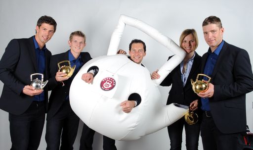 Vorschau Bild von Heute wurden im Rahmen der Einkleidung der ÖSV-Stars im SC Seiersberg/Graz bereits zum 32. Mal die beliebtesten WintersportlerInnen in den Kategorien Schi-Alpin Damen und Herren sowie Schi Nordisch mit der "Goldenen Teekanne" ausgezeichnet. Sie geht heuer an Benjamin Raich, Marlies Schild und Thomas Morgenstern. Der beste und vielversprechendste Newcomer des Jahres, Joachim Puchner, durfte sich über die silberne Ausgabe des Preises, die "Silberne Teekanne", freuen.