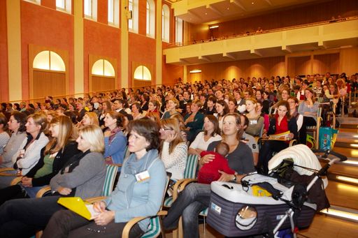 Umfrage beim 1. JAKO-O Familien-Kongress in Österreich zeigt mögliche Gründe für niedrige Geburtenrate in Österreich auf