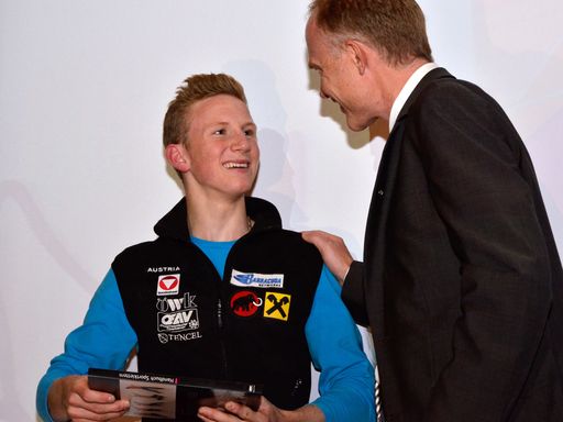 Bildnachweis: Alpenvereins-Präsident Christian Wadsack gratuliert Jakob Schubert zu seiner starken Leistung bei den Kletterwettkämpfen.