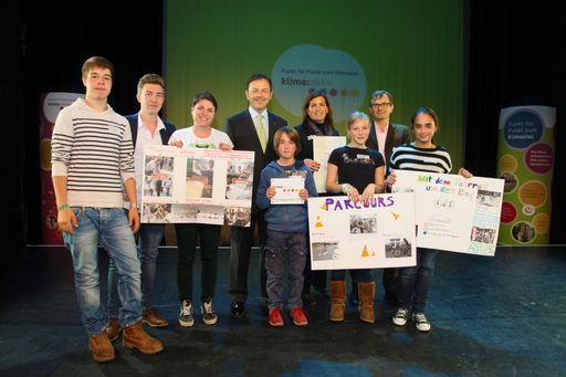 http://www.apa-fotoservice.at/galerie/2377
klima:aktiv mobil Auszeichnungsveranstaltung für Schulen und Kindergärten. Im Bild: Umweltminister Niki Berlakovich mit VertreterInnen des BRG Stubenbastei.