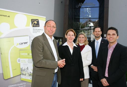  http://www.apa-fotoservice.at/galerie/2379/
Wie macht die Jugend von heute Top-Karriere? Welche Ausbildung, Persönlichkeit und Fähigkeiten werden benötigt um von 0 auf 100 im oberen Management anzugelangen? Diese Diskussionspunkte und mehr werden am Dienstag, 18. Oktober 2011 im Almdudler Haus von der Expertenrunde bestehend aus Mag. Claudia Eder (ÖBB), Mag. Alexandra Hailzl (Kühne + Nagel), Mag. Thomas Horak (Almdudler), Mag. Michael Steuer (BMF) und Markus Gruber (Herausgeber CAREER GUIDE) behandelt.