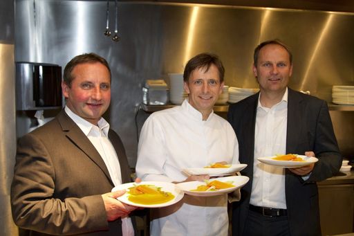  Heumilch findet zunehmenden Einsatz in der Haubenküche. Spitzenkoch Joachim Gradwohl (Mitte) ist Genuss-Botschafter der ARGE Heumilch Österreich. Gemeinsam mit ARGE-Obmann Karl Neuhofer (links) und Heumilch-Koordinator Andreas Geisler präsentiert er sein sechsgängiges Heumilch-Menü auf 3-Hauben-Niveau.