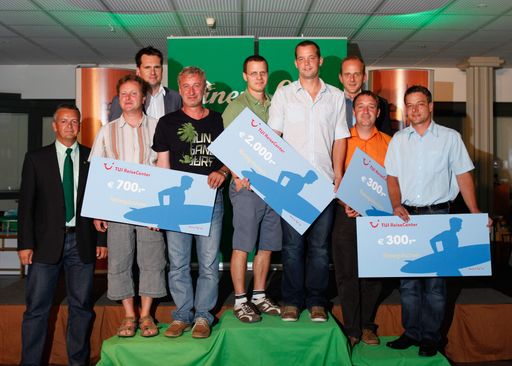  Die Siegerteams der Leiner Tischlerchallenge bei der Preisübergabe mit Kundenserviceleiter Walter Hörndler, Verkaufsleiter Walter Golob und Leiner Geschäftsführer Paul Koch.