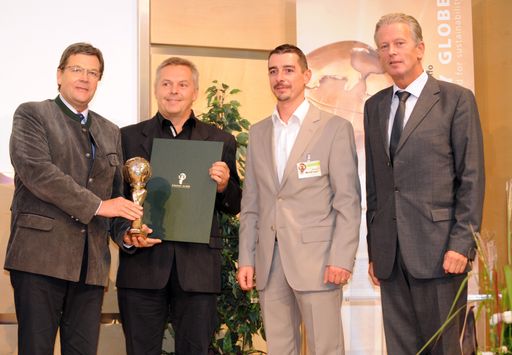 Im Bild (v.l.n.r.): Bürgermeister von Gutau, Josef Lindner und sein Team Karl Friedl und Rüdiger Weidinger mit Laudator Wirtschafts- und Energieminister Dr. Reinhold Mitterlehner