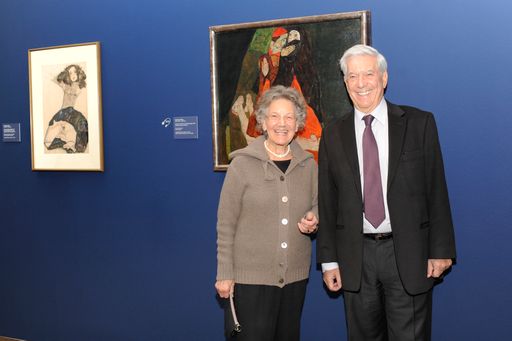 http://www.apa-fotoservice.at/galerie/2384/
Dr. Elisabeth Leopold und Literatur-Nobelpreisträger Mario Vargas Llosa in der Schiele Ausstellung "Melancholie und Provokation".
Im Hintergrund: Egon Schieles Gemälde "Kardinal und Nonne (Liebkosung)", 1912.