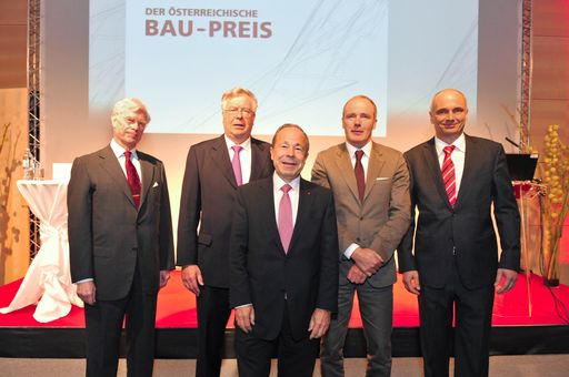 Die Stiftungsvorstände der Immobilien Privatstiftung Dr. Erich Hampel, Dr.Peter Schulyok und Mag.Georg Bauthen; Geschäftsführer der Immobilien Holding DI Thomas Jakoubek; Juryvorsitzender Univ.-Prof. Dipl.-Ing. Arch. Dietmar Wiegant (v.l.n.r.)