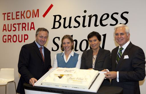  Freuen sich über das erfolgreiche erste Jahr der Telekom Austria Group Business School (v.l.): Hannes Ametsreiter, Generaldirektor Telekom Austria Group, Kate Scott, Director London Business School, Silvia Buchinger Group Chief HR Officer Telekom Austria Group und Bodo Schlegelmilch, Wirtschaftsuniversität Wien