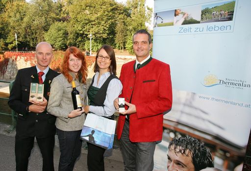 http://www.apa-fotoservice.at/galerie/2386
Das Steirische Thermenland präsentierte Zahlen und Fakten zu den 6 Thermen (Bad Radkersburg, Bad Gleichenberg, Loipersdorf, Bad Blumau, Bad Waltersdorf und Sebersdorf). Vorgestellt wurde auch das innovative Konzept die "GenussCard" mit ihren 236 Kooperationsbetrieben. Zu den Kulinarik- & Schönheits-Genüssen der Region gehören der Schwarze Holunder, der Kürbis und der Wein.