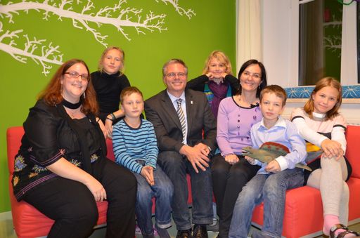 v.l.n.r. Judith Gonaus, Leiterin des Standortes Maria Salesia, Mag. Elmar Walter, Geschäftsführer der St. Nikolaus-Kindertagesheimstiftung und Karoline Jedelsky, Bezirksrätin und Vorsitzende der Sozial- und Sportkommission mit den Hortkindern.