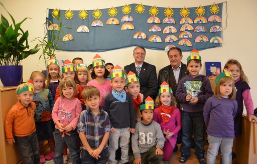 Vorschau Bild von v.l.n.r. Mag. Elmar Walter, Geschäftsführer der St. Nikolaus-Kindertagesheimstiftung und Bezirksvorsteher von Wien-Währing, Karl Homole mit den Kindern aus dem Kindergarten Lindenhof