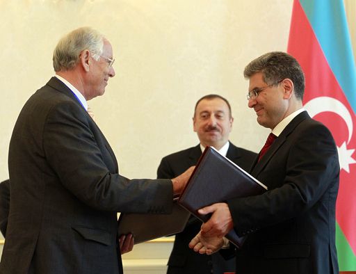  IMC FH Krems-Geschäftsführer Dr. h.c. Mag. Heinz Boyer und Dr. Jafar Jafarov, Rektor Azerbaijan Tourism Institute (ATI), bei der Unterzeichnung der Kooperationsvereinbarung zum neuen Masterprogramm Tourismus- und Freizeitmanagement.