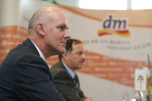 Vorschau Bild von Pressekonfernz DM-Drogeriemarkt in Salzburg.Foto: DM/Franz Neumayr    20.10.2011.Vorsitzender der DM-Geschäftsführung Mag. Martin Engelmann und Stellv. Vorsitzender der DM Geschäftsführerung Dipl. Inf. Manfred Kühner.ABDRUCK HONORARFREI