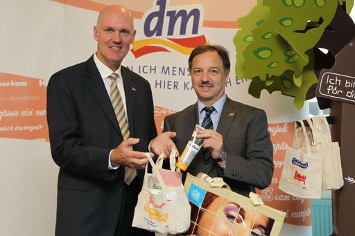  Pressekonfernz DM-Drogeriemarkt in Salzburg.Foto: DM/Franz Neumayr    20.10.2011. Vorsitzender der DM-Geschäftsführung Mag. Martin Engelmann und Stellv. Vorsitzender der DM Geschäftsführerung Dipl. Inf. Manfred Kühner.ABDRUCK HONORARFREI