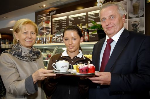 McStart wird 10! Es gratulierten (v.l.n.r.): Brigitte Jank (Präsidentin der Wirtschaftskammer Wien), Christina Orkic (Mitarbeiterin McDonald's Österreich), Rudolf Hundstorfer (Bundesminister für Arbeit, Soziales und Konsumentenschutz).
